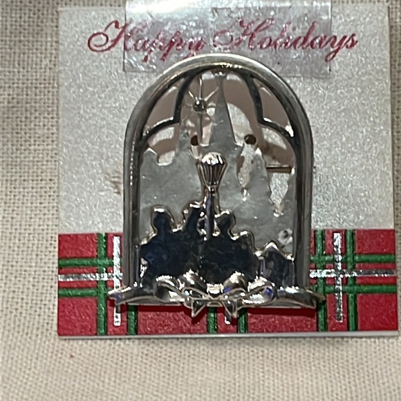 Christmas Manger Dress Pin. - Picture 2 of 3